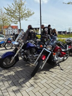 Na het gezellige samenzijn van regio Zuidwest afgelopen zondag in Tapperij Tijdloos, werd er spontaan nog een mooie rit gereden. Het weer was prachtig dus zonde om niet te gaan rijden. Howard had een ritje uitgezet en zo kon iedereen toch nog als verrassing door het prachtige landschap van de Alblasserwaard tuffen. Uiteraard met een drankje en een ijsje tussendoor. Zo zie je maar, je kan maar beter altijd op de motor komen voor het geval er ineens een spontane rit opgezet wordt! 

Heb je een Honda VT of VTX ben je (nog) geen lid en wil je ook een keer meerijden? Stuur ons gerust een berichtje! 

#ShadowMotorclub #HondaShadow #HondaVT #HondaVTX #VTwin