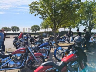 Gister werd er in Zuidwest een mooie regiorit gereden. Het was een extra lange rit van 160 km. Ondanks de vakanties en het (te) mooie weer waren er toch circa 25 motoren komen opdagen. Ook waren er leden uit Noordwest en Noordoost gekomen om mee te rijden, wat altijd erg leuk is.

De rit begon in De Meern en voerde ons langs mooie weggetjes over de Utrechtse Heuvelrug. Na een lekkere lunch in Ede vervolgde we onze weg door de Betuwe. In Geldermalsen werd er nog een lekker verkoelend ijsje naar binnen gewerkt en rond half vijf waren we op het eindpunt in Gorinchem. Weer een topdag gehad!

Heb je een Honda VT of VTX ben je (nog) geen lid en wil je ook een keer meerijden? Stuur ons gerust een berichtje! 

#ShadowMotorclub #HondaShadow #HondaVT #HondaVTX #MotorrijdenZuidWestNederland
