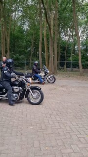 De landelijke rit van Noordoost was de druk bezochtste tot nu toe! Met maarliefst 71 motoren en 82 deelnemers was het een daverend succes. Niet alleen vanwege de grote opkomst maar natuurlijk ook door de ronduit fantastische route die ons door de mooiste gebieden leidde. Met als letterlijk en figuurlijk hoogtepunt de Holterberg! 

Dit jaar hebben we nog twee landelijke ritten te rijden. Dus we hebben nog genoeg om weer naar uit te kijken! 

Heb je een Honda VT of VTX ben je (nog) geen lid en wil je ook een keer meerijden? Stuur ons gerust een berichtje! 

#ShadowMotorclub #HondaShadow #HondaVT #HondaVTX #MotorrijdenNoordOostNederland