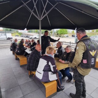 Vandaag stond de regio rit van Noordwest op het programma. Volgens Buienradar zou het droog blijven, dus ook vanuit regio Midden sloten veel rijders aan vanwege de centraal gelegen startlocatie.

Al snel bleek dat de rit onbedoeld een thema had: WATER. We reden langs prachtige slootjes, pittoreske plassen, mooie meertjes en kronkelende rivieren. En alsof dat nog niet genoeg was, kwam het water ook regelmatig met bakken uit de lucht en leek het meer op waterfietsen dan op motorrijden.

Tijdens de lunchstop bij Charley's Diner konden we gelukkig even opwarmen en watertanden bij de lunch. Maar omdat de voorspellingen voor de middag weinig verbetering lieten zien, besloten we de tweede helft van de route te bewaren voor een betere dag.

En je raad het al... toen kwamen de waterlanders 😉 Deze mooie route verdient een tweede kans. Later dit seizoen gaan we hem zeker opnieuw rijden, hopelijk met wat meer zon en wat minder water van boven.

Bedankt aan iedereen die erbij was! Tot de herkansing! 👊

#ShadowMotorclub #HondaShadow #HondaVT #HondaVTX #WaterFietsen