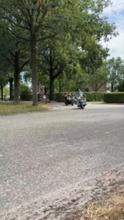 Afgelopen zondag werd de landelijke rit van regio Zuid gereden. Het was een prachtige dag met tropische temperaturen en een mooie opkomst met 75 motoren! En bij aankomst op het eindpunt stond er ook nog een bandje te spelen. Kijk, als dat geen warm onthaal is... 😎
We hebben dit jaar nog één landelijke rit te gaan. Daar moet je bij zijn toch?
Heb je een Honda VT of VTX ben je (nog) geen lid en wil je ook een keer meerijden? Stuur ons gerust een berichtje!
#ShadowMotorclub #HondaShadow #HondaVT #HondaVTX #MotorrijdenBrabant