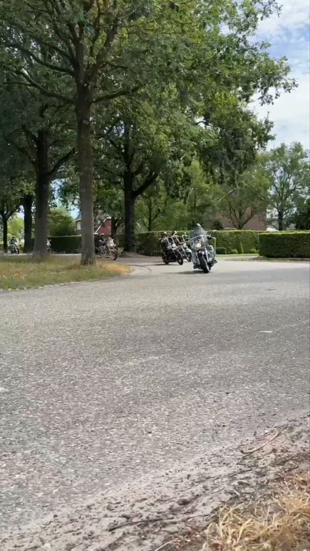 Afgelopen zondag werd de landelijke rit van regio Zuid gereden. Het was een prachtige dag met tropische temperaturen en een mooie opkomst met 75 motoren! En bij aankomst op het eindpunt stond er ook nog een bandje te spelen. Kijk, als dat geen warm onthaal is... 😎
We hebben dit jaar nog één landelijke rit te gaan. Daar moet je bij zijn toch?
Heb je een Honda VT of VTX ben je (nog) geen lid en wil je ook een keer meerijden? Stuur ons gerust een berichtje!
#ShadowMotorclub #HondaShadow #HondaVT #HondaVTX #MotorrijdenBrabant