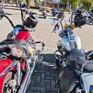 Afgelopen zondag reden regio's Noordoost en Midden een combirit. Deze ging door beide regio's heen en de opkomst was met maarliefst 27 motoren zeer goed! Er reden uit vier regio's mensen mee, je mag tenslotte altijd bij alle regio's meerijden. Het weer was schitterend, het eten goed en de route fantastisch! Kortom, weer een zeer geslaagde dag!
#ShadowMotorclub #HondaShadow #HondaVT #HondaVTX #MotorrijdenNederland